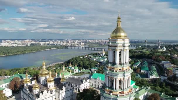 Légi kilátás Kijev Pechersk Lavra, Nagy Lavra Bell Tower, Ortodox kolostor — Stock videók