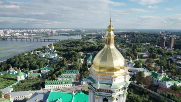 基辅Pechersk Lavra, Great Lavra Bell Tower, Orthodox Monastery的空中景观 — 图库视频影像