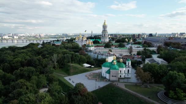 Вид с воздуха на Киево-Печерскую Лавру, колокольню Великой Лавры, православный монастырь — стоковое видео