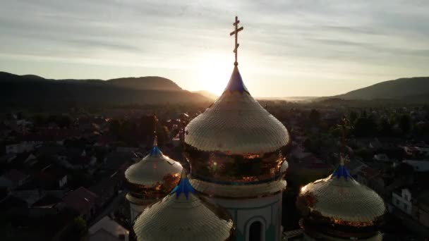 Золотой церковный крест на фоне заката, вид с воздуха, величественный храм на Украине — стоковое видео
