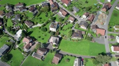 Lihtenştayn 'ın Alp Dağı Vadisi' ndeki Yeşil Arazi Evleri 'nin havadan görünüşü