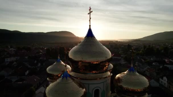 夕暮れ時の黄金教会の十字架,空中ビュー,ウクライナのマジェスティック寺院 — ストック動画