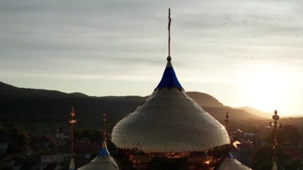 Cruz de la Iglesia Dorada Contra el Atardecer, Vista Aérea, Majestuoso Templo en Ucrania — Vídeos de Stock