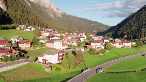 Letecký pohled na rakouskou vesnici v údolí Green Mountain Valley při západu slunce v Alpách — Stock video