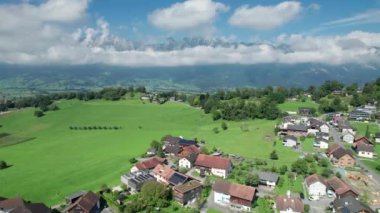 Lihtenştayn 'ın Alp Dağı Vadisi' ndeki Yeşil Arazi Evleri 'nin havadan görünüşü