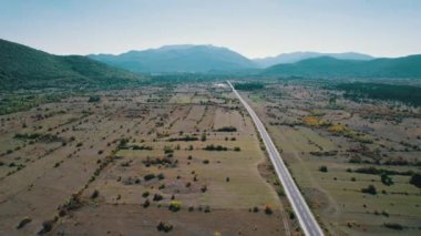 Yeşil alanlar arasındaki yaylada Boş Asfalt Yolu, Highland Yolu Hava Görüntüsü