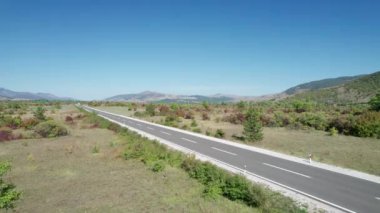 Yeşil alanlar arasındaki yaylada Boş Asfalt Yolu, Highland Yolu Hava Görüntüsü