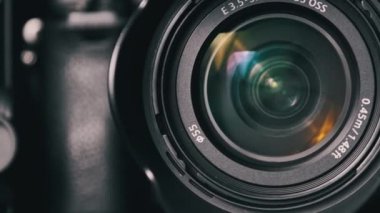 Kamera Mercekleri Dönüyor, Işıklar Camdan Yansıyor, Robot Kamera Hareketi