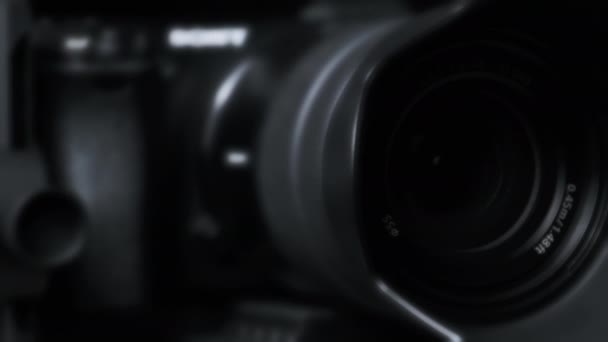 La lente della fotocamera ruota, luci che riflettono il vetro, movimento della fotocamera robotica — Video Stock