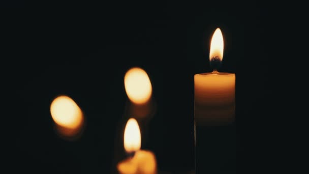 Plamen svíčky na černém pozadí — Stock video
