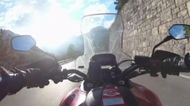 POV Bisikletçisi Avusturya 'nın Sunny Mountain Yolu' nda Motosiklet Sürüyor