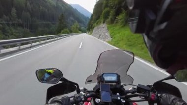 Bisikletli POV Avusturya 'da Manzaralı Dağ Yolu' nda Motosiklet Sürüyor