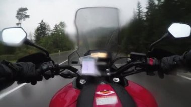 POV Motorsikletli Motorsiklet Avusturya Dağları 'ndan siste Yoğun Yağmurda Otoyolda Sürüş
