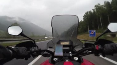 POV Motorsikletli Motorsiklet Avusturya Dağları 'ndan siste Yoğun Yağmurda Otoyolda Sürüş