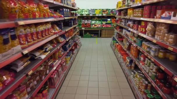 Vari prodotti alimentari sono sugli scaffali del supermercato — Video Stock