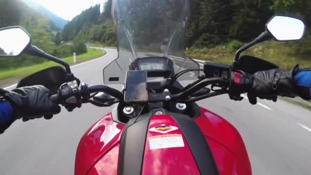बाइकरचे पोव ऑस्ट्रियामधील एक निसर्गरम्य माउंटन रोडवर मोटारसायकल चालवते — स्टॉक व्हिडिओ