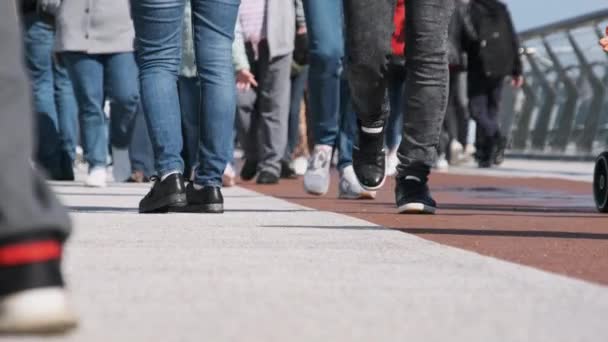 群衆の足街を歩く人々の足のクローズアップ、スローモーション — ストック動画