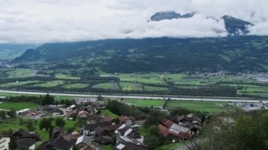 Ren Nehri, Lihtenştayn Alp Dağları 'ndaki Vaduz Vadisi' nin Manzarası