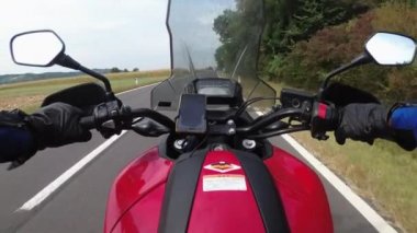 Motosikletli POV Avusturya 'daki Asfalt Yolu' nda Motosiklet Sürüyor