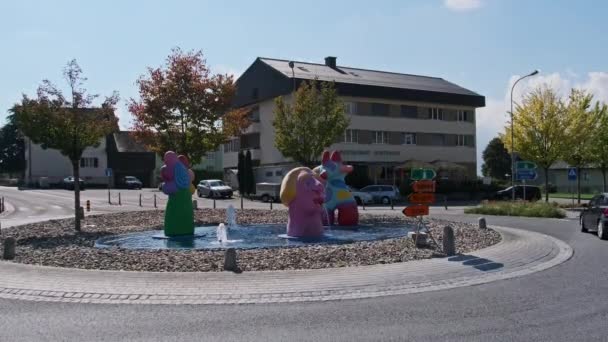 Liechtenstein, Eschen, rotonda Circolo del traffico con fontana colorata d'arte — Video Stock