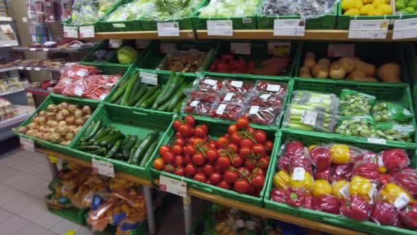 Frutas e produtos hortícolas frescos nas prateleiras do supermercado — Vídeo de Stock