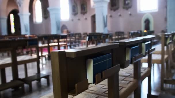 Ξύλινα στασίδια μέσα Καθολική Μητρόπολη, Πάγκοι για προσευχές, Εσωτερικό της Εκκλησίας — Αρχείο Βίντεο