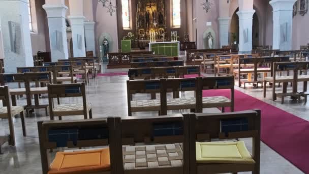 Leere katholische Kathedrale drinnen, Holzbänke für das Gebet, Kircheninnenraum — Stockvideo
