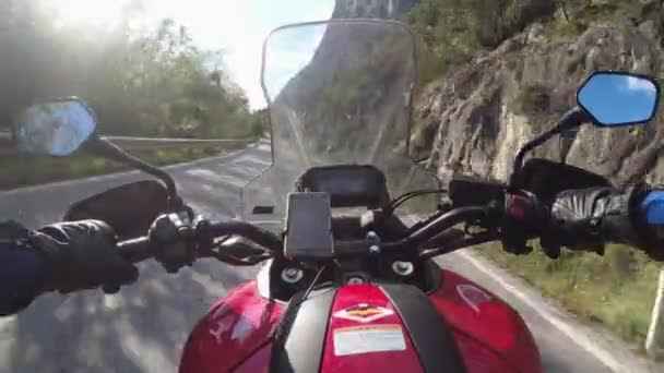 POV Biker rijdt op een motorfiets op een zonnige bergweg in Oostenrijk — Stockvideo