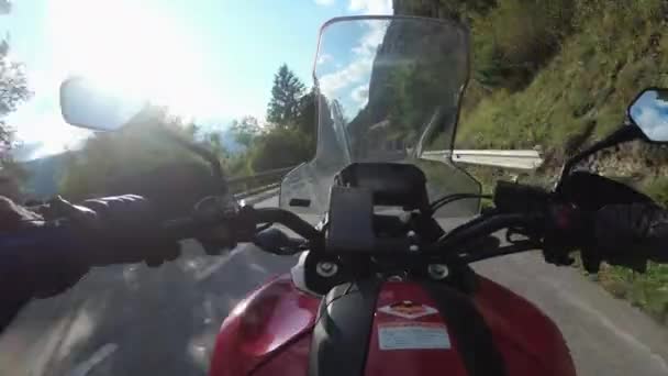 POV Biker Motorozik a Scenic Sunny Mountain Road-on, Ausztria — Stock videók
