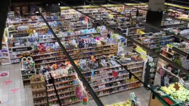 Çeşitli mallarla süpermarket raflarının üst görüntüsü