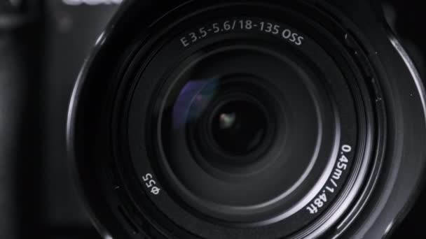 A lente da câmera gira, luzes refletindo fora de vidro, movimento de câmera robótica — Vídeo de Stock