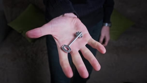 Chave escondida no punho da mão masculina — Vídeo de Stock