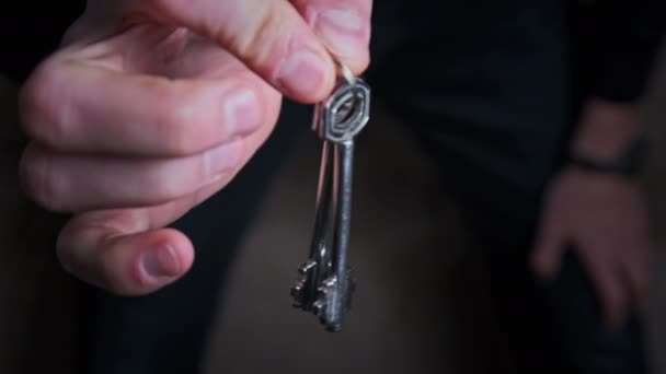 Mano masculina mostrando las llaves de la cámara, de cerca — Vídeos de Stock