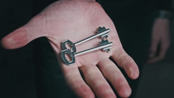 Sleutels zijn verborgen in een vuist van mannelijke hand — Stockvideo
