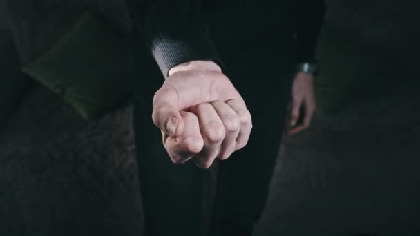 Nyckeln gömd i näven av manlig hand — Stockvideo