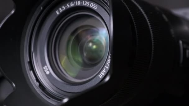 La lente della fotocamera ruota, luci che riflettono il vetro, movimento della fotocamera robotica — Video Stock