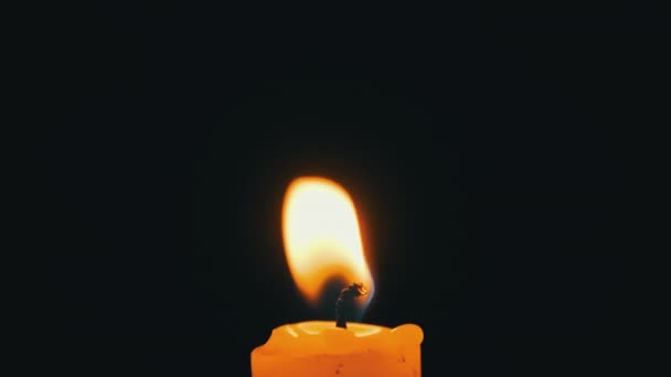Fiamma di candela su sfondo nero, Primo piano — Video Stock