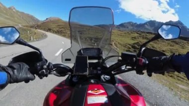 İsviçre Alplerinde Scenic Mountain Pass, Moto Trip 'te motosikletle POV Bisikletli Turları