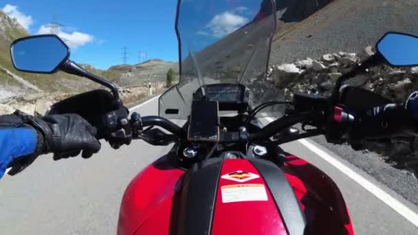 POV Biker Rides on Motorbike by Scenic Mountain Pass in Zwitserse Alpen, Moto Trip — Stockvideo