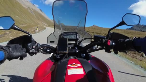 POV Motociclista Passeios de moto por Scenic Mountain Pass em Alpes suíços, Moto Trip — Vídeo de Stock