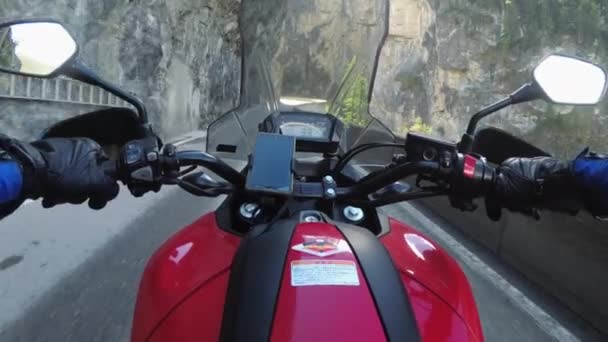 按景致绿山路、瑞士阿尔卑斯山、摩托之行分列的骑摩托车越野车的人数 — 图库视频影像