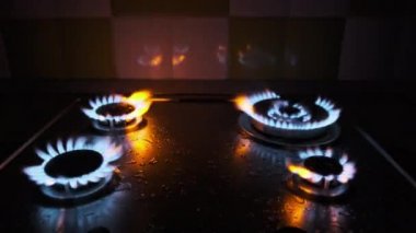 Karanlıkta Gaz Ocağı 'nda 4 Gaz Yakıcı aynı anda yanıyor.