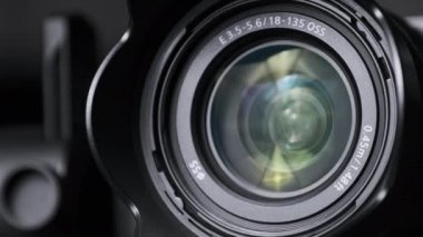 Kamera Mercekleri Dönüyor, Işıklar Camdan Yansıyor, Robot Kamera Hareketi