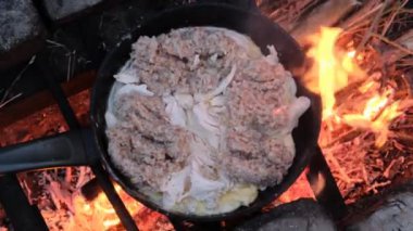 Tavuk etli yumurta pişirme, Turist Kamp ateşinde lapa kızartma tavası, doğa.