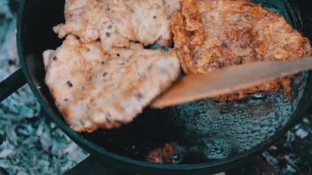 Costeletas de porco fritas em óleo em uma frigideira ao ar livre, cozinhando carne gorda — Vídeo de Stock