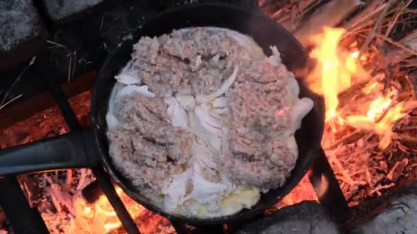 Ovos de cozinha com carne de frango, mingau de cereal na fogueira de turismo Frigideira, Natureza — Vídeo de Stock