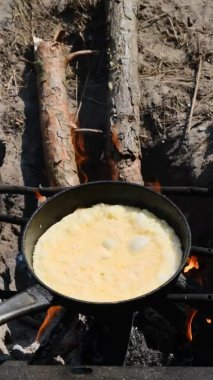 Doğada Turist Kızartma Tavasında Kamp Ateşinde Omlet Pişirmek