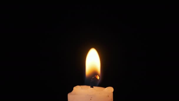 Пламя свечи на чёрном фоне, затмение — стоковое видео