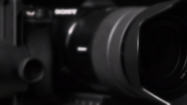 A lente da câmera gira, luzes refletindo fora de vidro, movimento de câmera robótica — Vídeo de Stock