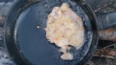 Kızarmış domuz pirzolası yağda kızartılmış tavada açık havada, yağda pişmiş et.